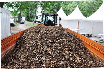 Der Bauhof der Stadt Nordenham hat gestern große Mengen Schredder in den Park gebracht.