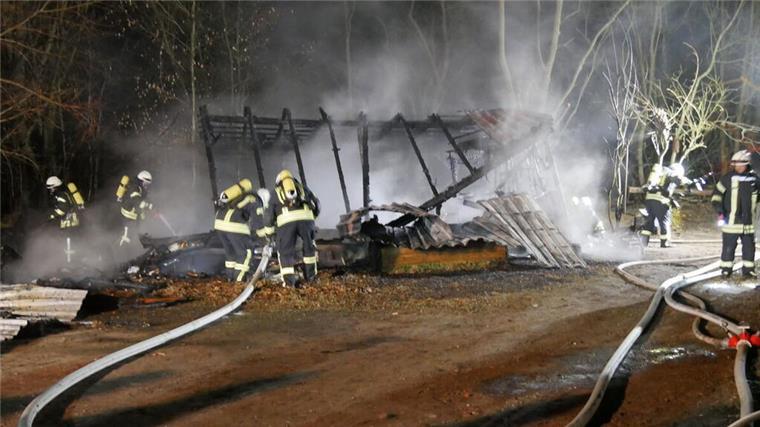 Feuer beim Waldkindergarten in der Wingst! Polizei nennt Brandursache Das Foto zeigt einen niedergebrannten Waldkindergarten. Die Polizei geht von Brandstiftung aus.