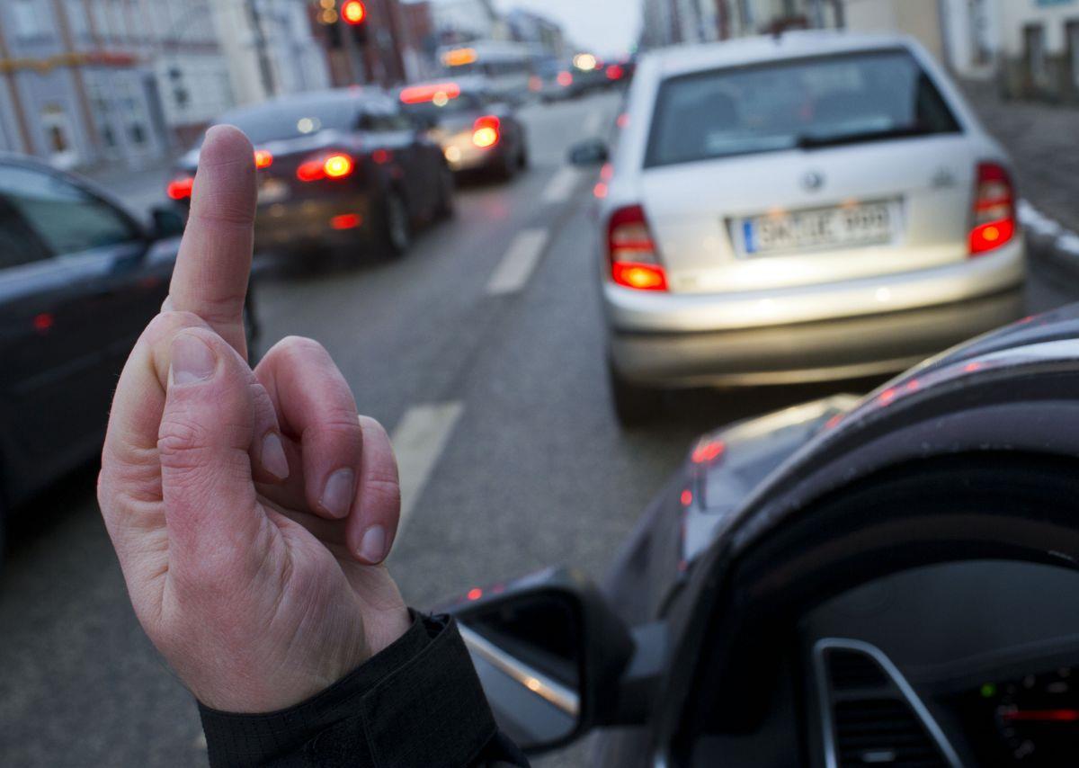 Der Begriff Harmonie fällt nur noch einem Drittel der Autofahrer ein, wenn sie an den Straßenverkehr denken. Die Hälfte fühlt sich nach einer Umfrage gestresst. Und so manche Autofahrerin hat ihre eigenen - erzieherischen - Tricks.