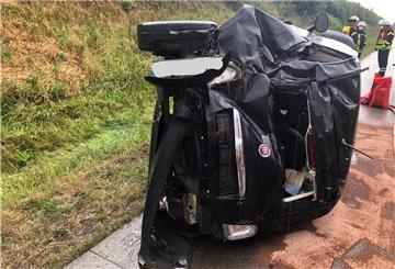 Der bei Sittensen auf der Autobahn verunfallte Kleinwagen. Der Fahrer kam ins Krankenhaus.