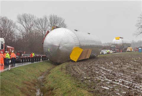 Der bei Sögel in einen Graben gerutschte Gastank soll am Mittwoch geborgen werden.
