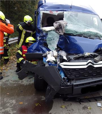 Der Beifahrer dieses Kleintransporters wurde bei dem Unfall auf der A27 verletzt.