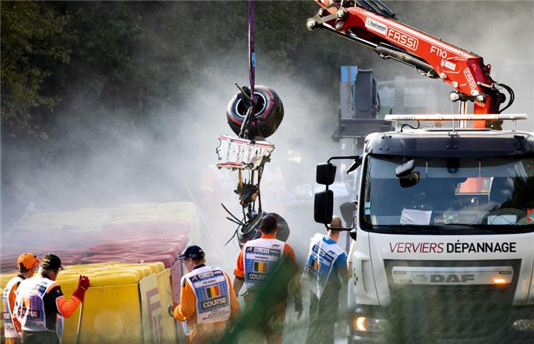 Rennfahrer Correa nicht mehr im künstlichen Koma Der beim Horrorunfall in Spa vor drei Wochen schwer verletzte Rennfahrer Juan Manuel Correa ist von den Ärzten aus dem künstlichen Koma geholt worden.