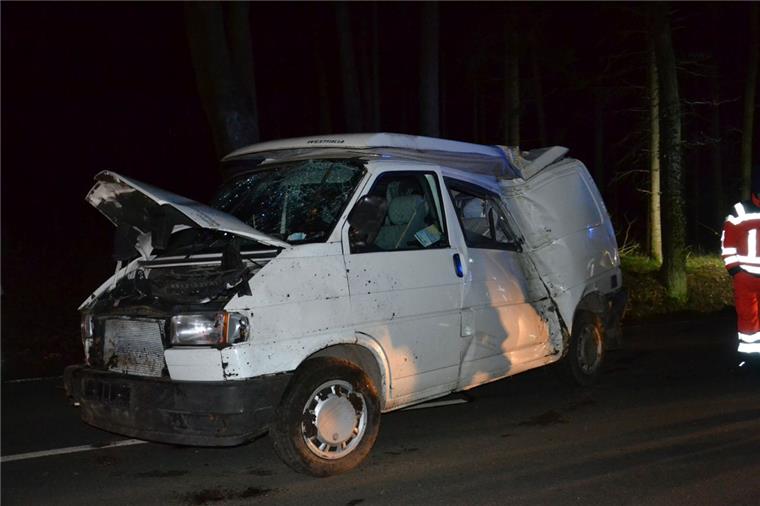 Der beim Unfall offenbar verletzte Fahrer des VW-Busses setzte sich von der Unfallstelle ab.