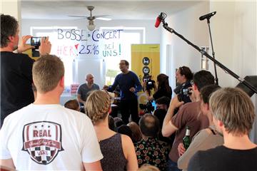 Der bekannte Sänger Bosse hat am Montag in einem Wohnzimmer in der Bremer Neustadt gesungen. Eingeladen hatte ihn Radio Bremen Vier.