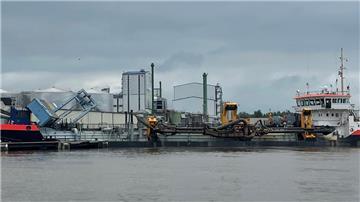 Verunfalltes Seeschiff im Braker Hafen