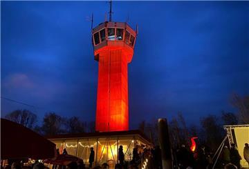 Der beleuchtete Aussichtsturm beim „Olympischen Feuer“ in der Wingst.