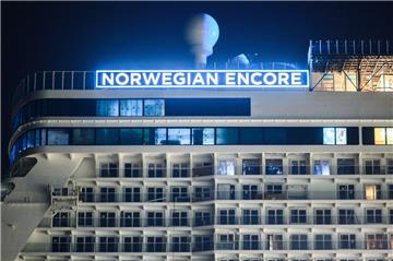 Der beleuchtete Schriftzug des Kreuzfahrtschiffs "Norwegian Encore". Das Schiff mit Platz für 4000 Passagiere soll Ende Oktober in Bremerhaven an die Reederei übergeben werden.