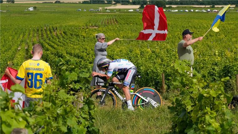 Pogacar sammelt Sekunden für Sieg - Premiere für Evenepoel Der belgische Etappensieger Remco Evenepoel fährt durch die Weinberge.