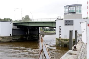 Der Bereich in der Geeste rund um die Kennedybrücke ist absolut kein Schwimmrevier.