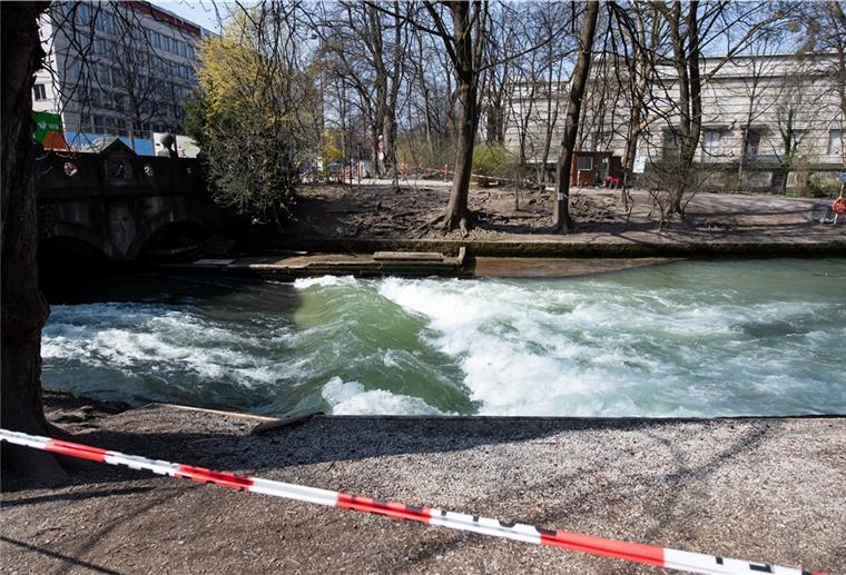 Ausgangsbeschränkung: Bremen kritisiert Bayern Der Bereich um die Eisbachwelle im Englischen Garten ist mit Absperrband abgesperrt.