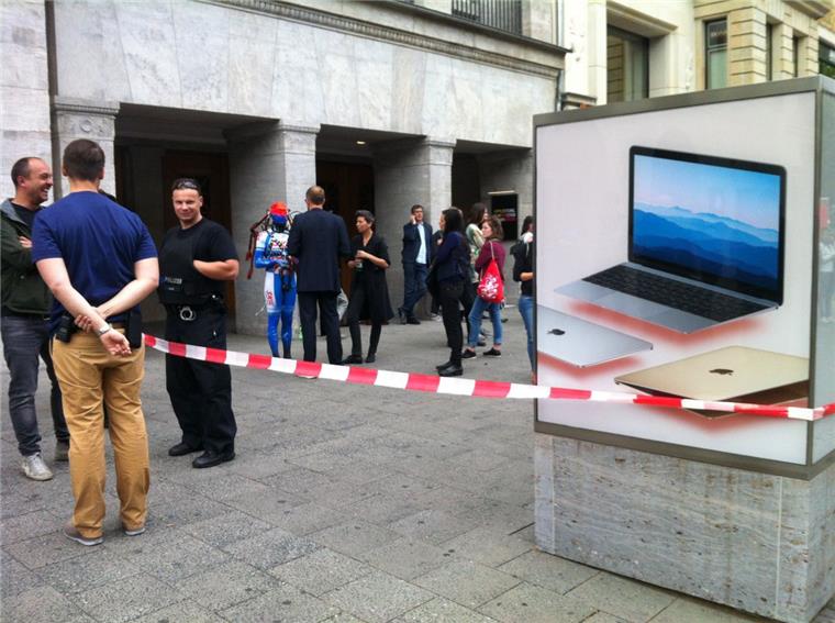 Der Bereich vor dem Apple-Laden am Kurfürstendamm  ist abgesperrt.