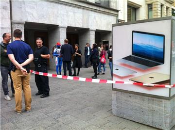 Der Bereich vor dem Apple-Laden am Kurfürstendamm  ist abgesperrt.