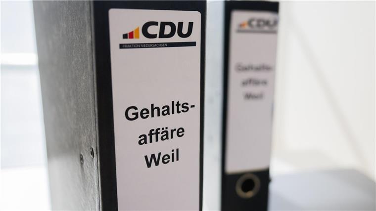 Der Berg an Akten soll weiter wachsen: Aus Sicht der CDU fehlen nach wie vor wichtige Unterlagen zur Höherbezahlung einer engen Mitarbeiterin des Ministerpräsidenten. (Archivbild)