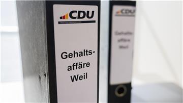 Der Berg an Akten soll weiter wachsen: Aus Sicht der CDU fehlen nach wie vor wichtige Unterlagen zur Höherbezahlung einer engen Mitarbeiterin des Ministerpräsidenten. (Archivbild)