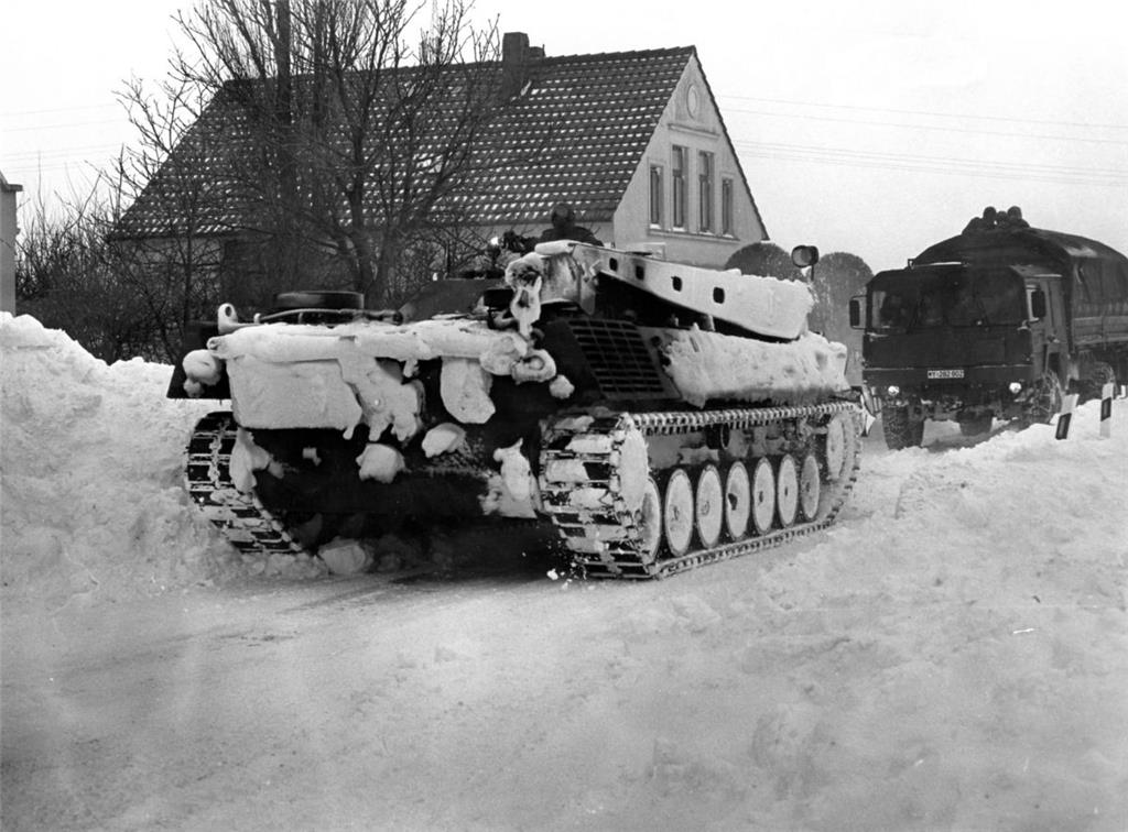 Der Bergepanzer, um den die Besatzung und die Feuerwehr schippten, um das Ungetüm wieder freizubekommen.