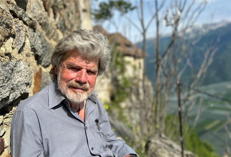 Die Bergsteiger-Legende wird 80 Der Bergsteiger Reinhold Messner sitzt an seinem Schloss Juval auf einer Bank.