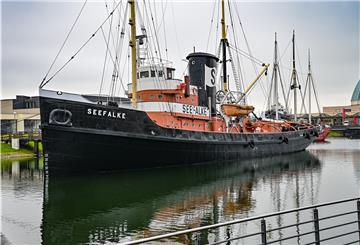 Der Bergungsschlepper „Seefalke“ liegt am früheren Liegeplatz der Dreimastbark „Seute Deern“ im Alten Hafen in Bremerhaven. An dem Museumssegler „Seute Deern“ haben die vorbereitenden Arbeiten begonnen, um das Schiff abzuwracken.