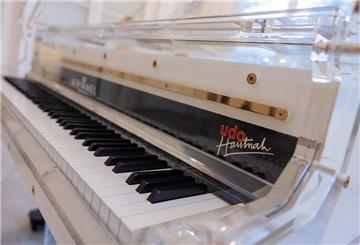 Der berühmte Glasflügel des Entertainers Udo Jürgens steht im Auktionshaus Sotheby·s.