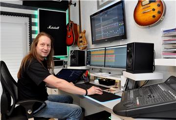 Der Berufsmusiker Michael Ehré in seinem Studio in Nordenham. Hier produziert er unter anderem Schlagzeugsounds für andere Bands. Livekonzerte, ansonsten seine wichtigste Einnahmequelle, dürfen seine Bands derzeit nicht geben. Vor Publikum hat er zuletzt im Februar getrommelt.