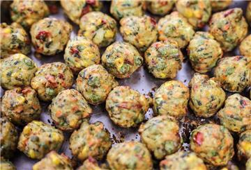 Vegetarische Gemüsebällchen liegen in auf einem Blech. 