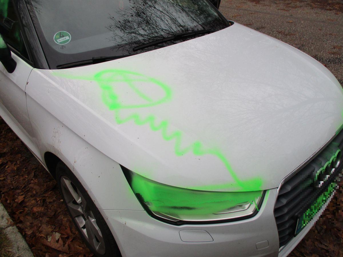 Geestemünde-Süd: Autos und Wände mit Farbe beschmiert Der Besitzer dieses Autos wird sich ärgern: Ein Schmierfink hat seinen Wagen verschandelt.