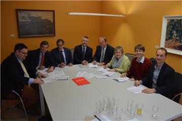 Der besondere Moment: Die Kooperationsvereinbarung unterschreiben (von links): Marco Rützel (FDP), Enak Ferlemann (CDU), Claus Johannßen (SPD), Frank Berghorn (CDU), Uwe Santjer (SPD), Eva Viehoff (Grüne), Dr. Christian Wolf (Grüne) und Carsten Nickel (FDP).