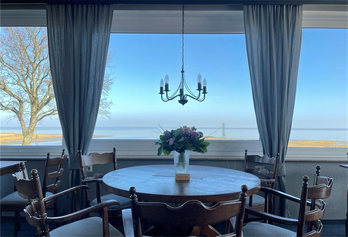 Restaurant im Fedderwardersieler Hafen wiedereröffnet Der beste Platz im Restaurant „Nordseeblick“ in Fedderwardersiel ist immer reserviert - für Einheimische. Die können von diesem Stammtisch aus die großartige Aussicht genießen.