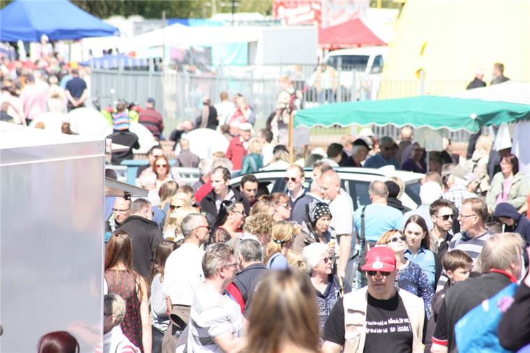 Der Besucherstrom beim Hafenfest in Sandstedt  folgte den Ständen des Trödelmarktes entlang der Deichlinie. Mehr als 200 Stände boten ihre Waren an. 