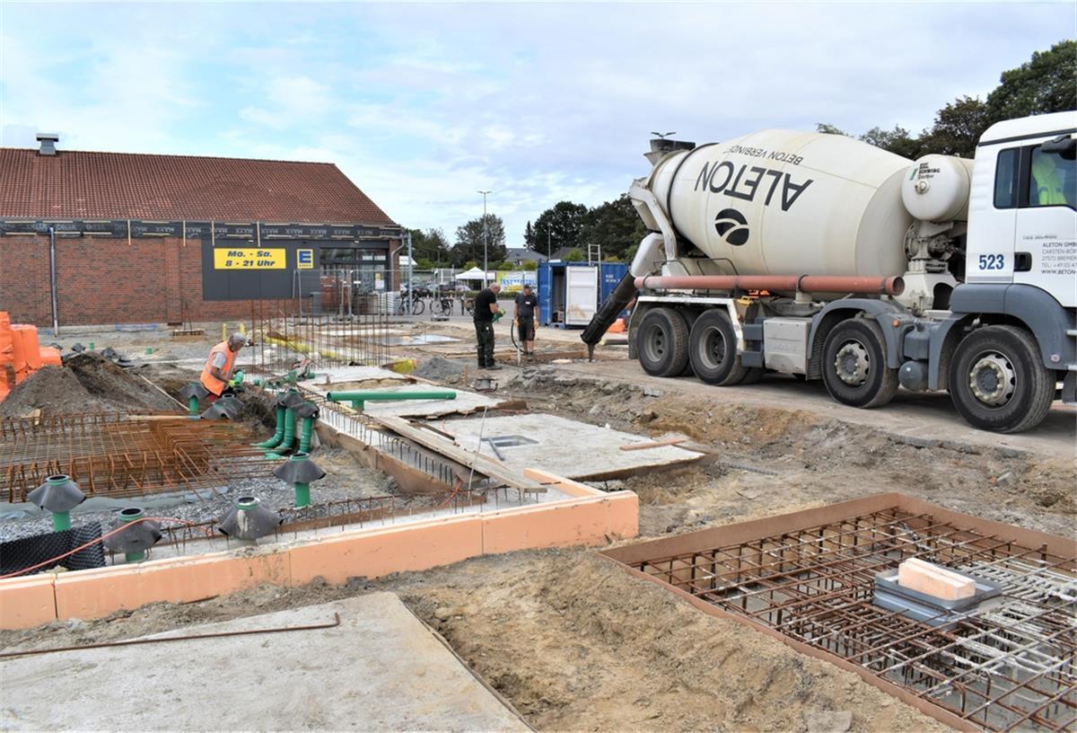 Langen: Wann der neue Edeka-Markt öffnet Bauarbeiten mit Betonmischer in Langen
