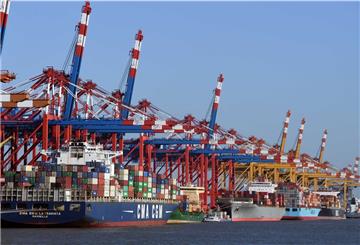 Der Betriebsrat von Eurogate in Bremerhaven hat sich Berater organisiert, um den „Transformationsprozess“ aktiv zu begleiten. 41 Millionen Euro müssen allein an den Seestadt-Terminals eingespart werden. Foto: Scheer