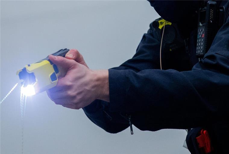 Spezialeinsatzkräfte überwältigen Randalierer in Bremen mit Taser Ein Polizist schießt mit einem Taser.
