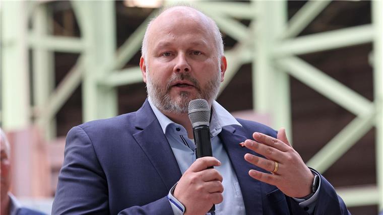 Der Bezirksleiter der IG Metall Küste Daniel Friedrich spricht auf einer Pressekonferenz.