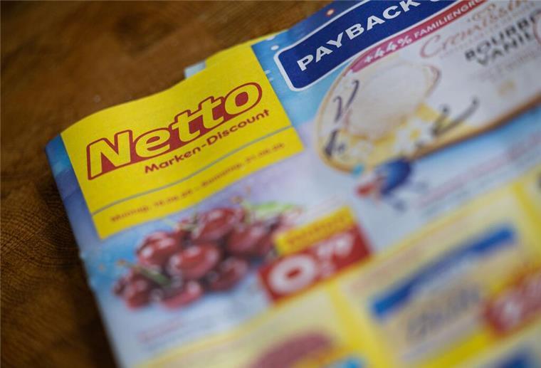BGH stoppt irreführende Preiswerbung – Klare Regeln für Rabatte beschlossen Ein Werbeprospekt der Supermarktkette Netto liegt auf einem Tisch.