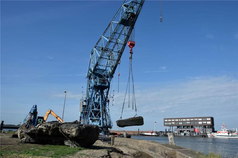 Der „Blaue Klaus“ barg am Mittwochvormittag zwei mehr als 48 Tonnen schwere Stahlbeton-Kajenteile vom Grund der Geeste in Bremerhaven.
