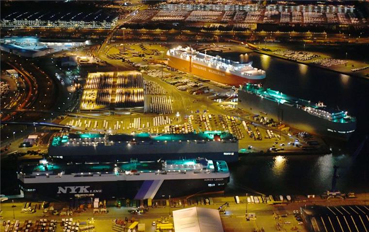 Der BLG-Autoterminal in  Bremerhaven in der Nacht. 