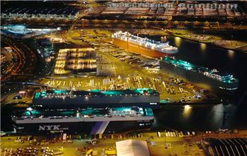 Der BLG-Autoterminal in  Bremerhaven in der Nacht. 