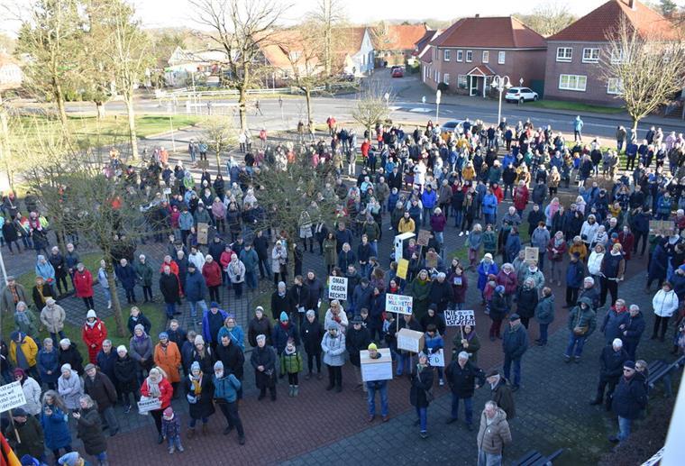 Der Blick aus dem Obergeschoss des Beverstedter Rathauses zeigt etwa die Hälfte der Menschen, die am Samstag für Demokratie demonstriert haben.