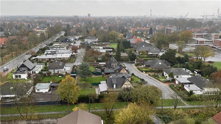 Der Blick Richtung Norden. Ganz hinten sind der Rathausturm und die Hafenanlagen der Midgard zu sehen.