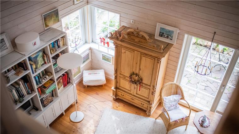Der Blick von oben ins Wohnzimmer: Im Wohnzimmer vereinen sich günstige Ikea-Möbel, mit Einzelstücken aus Asien und Möbeln aus dem 19. Jahrhundert.