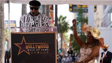 Der blinde Soul-Sänger Stevie Wonder (l) dankte Reeves für deren Unterstützung.