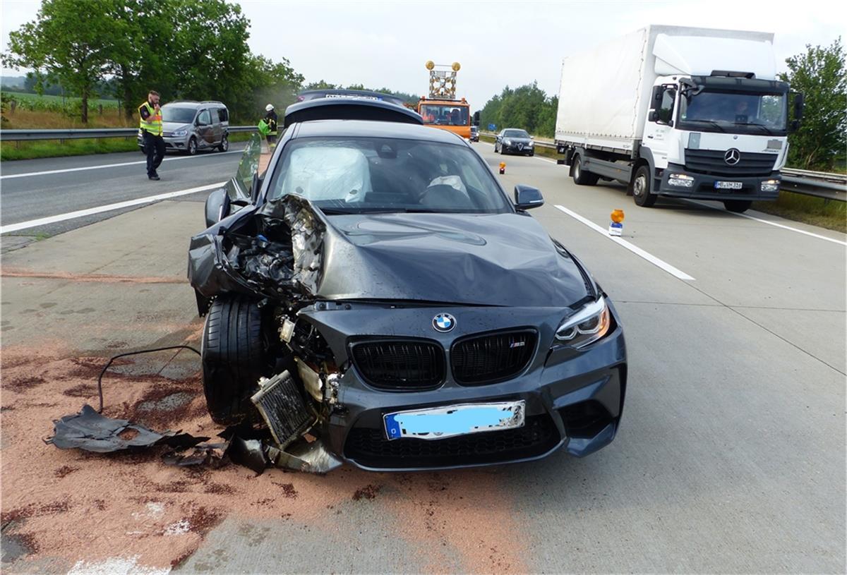 Schwerer Verkehrsunfall auf der A27 Höhe Debstedt Der BMW nach dem Unfall auf der A27. Der 74-jährige Fahrer hatte die Kontrolle über sein Auto verloren.