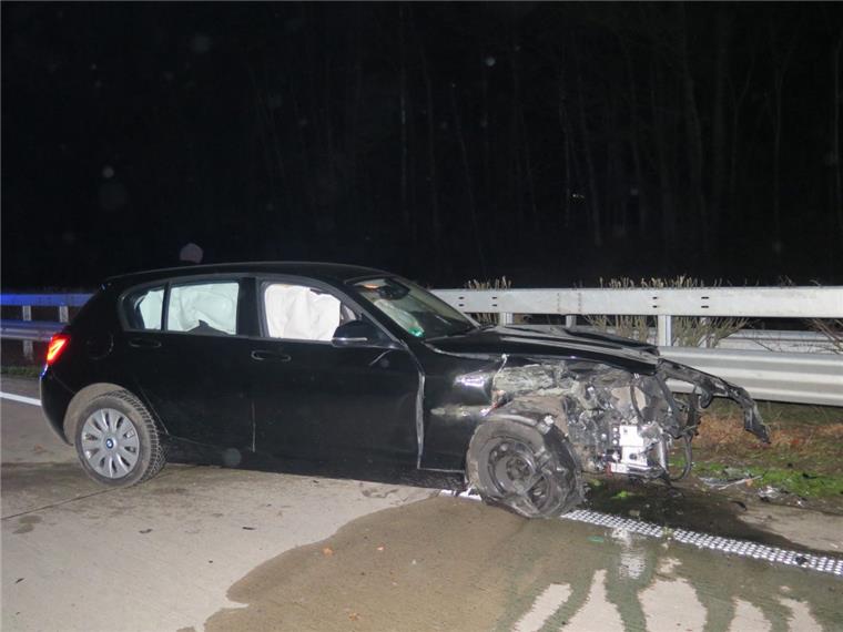 Der BMW wurde bei dem Unfall auf der A1 komplett zerstört. 