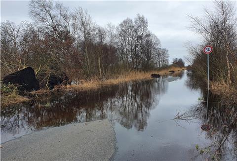 Der Bobetsdamm - eigentlich Verbindungsstrecke zwischen Bramel und Sellstedt - ist derzeit wegen Hochwassers gesperrt. Auch auf den nebenliegenden Flächen steht das Wasser.