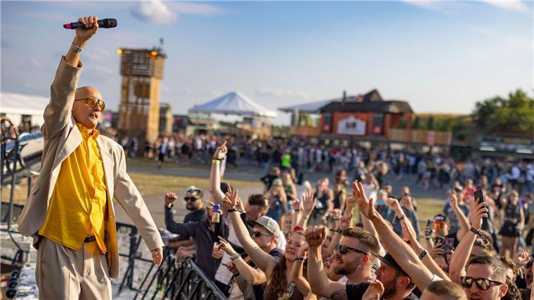 Der Bochumer Musiker Mambo Kurt heizt dem Publikum ein. Das Parookaville ist eines der größten Elektro-Festivals in Europa.