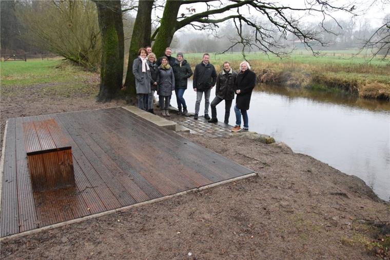 Godenstedt: Bootsanleger ist bereit für Kanuten auf der Oste Der Bootsanleger an der Oste in Godenstedt umfasst eine neue Uferbefestigung, ein Holzdeck und eine Sitzbank. Weiter am oberen Ufer entstand zudem ein überdachter Rastplatz.