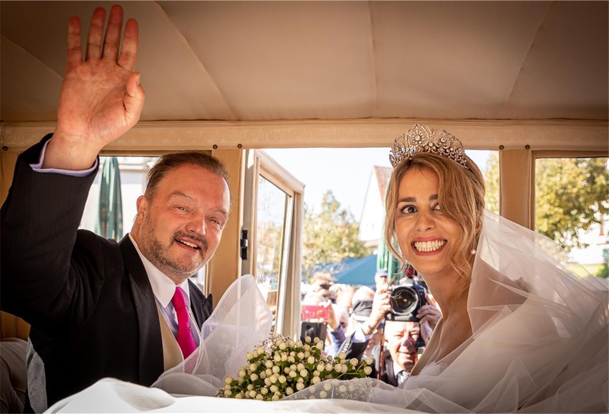 Traumwetter bei Hochzeit von Alexander zu Schaumburg-Lippe Der Bräutigam, Fürst Alexander zu Schaumburg-Lippe, und die Braut, Fürstin Mahkameh zu Schaumburg-Lippe, sitzen nach ihrer kirchlichen Hochzeit in der Bückeburger Stadtkirche in einer Kutsche.