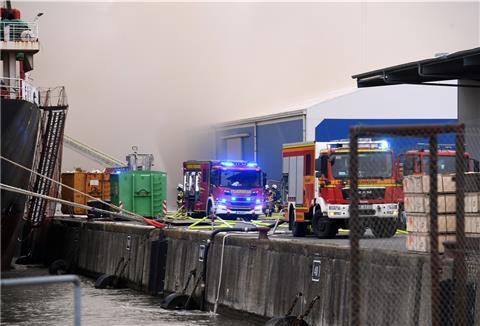 Der Brand auf dem Holzfrachter an der Heuer-Kaje ist unter Kontrolle. Allerdings muss die Feuerwehr wegen des Windes noch warten, bis sie einen weiteren Laderaum kontrollieren kann.