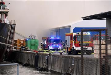 Der Brand auf dem Holzfrachter an der Heuer-Kaje ist unter Kontrolle. Allerdings muss die Feuerwehr wegen des Windes noch warten, bis sie einen weiteren Laderaum kontrollieren kann.