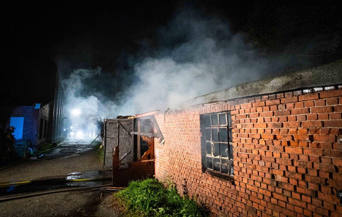 Der Brand einer Lagerhalle in der Weserstraße in Wulsdorf am Montagabend beschäftigt jetzt die Brandursachenermittler. Das Foto wurde am Montagabend aufgenommen.  